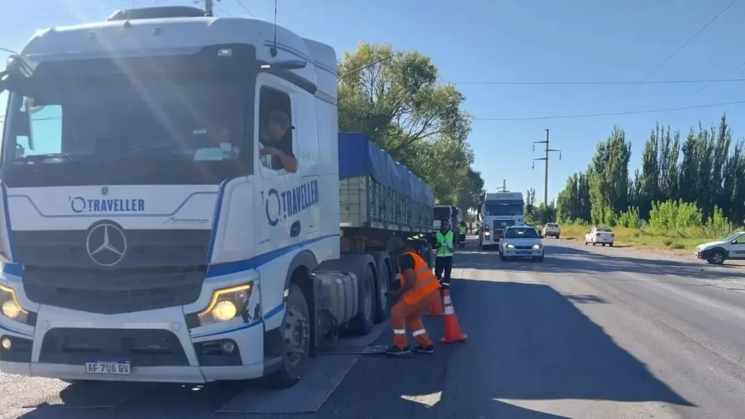 El exceso de carga es una de las principales causas del deterioro de la infraestructura vial.